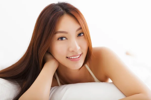 Jeune belle asiatique femme détente sur l 'lit — Photo