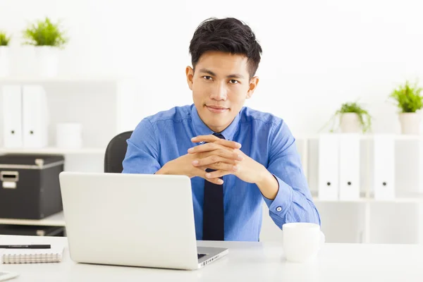 Jeune homme d'affaires travaillant dans le bureau — Photo