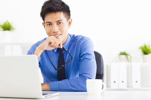 Sourire Jeune homme d'affaires travaillant dans le bureau — Photo