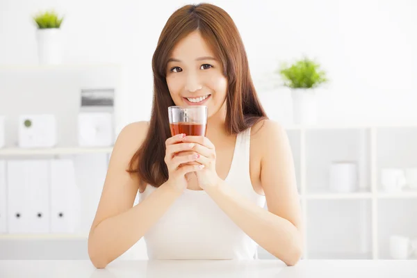 Beautiful Young asian woman drinking hot tea — Stock Photo, Image