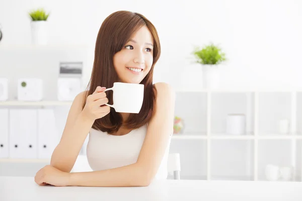 Gelukkig aziatisch jong drinken koffie — Stockfoto