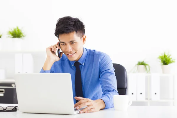 Glücklicher junger Geschäftsmann, der im Büro arbeitet — Stockfoto