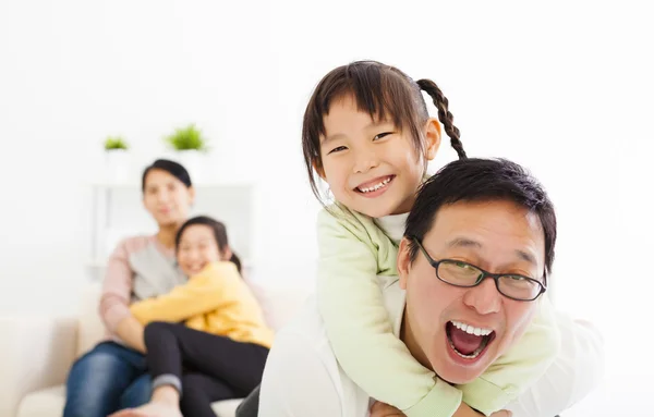 Lycklig asiatiska familj i vardagsrummet — Stockfoto