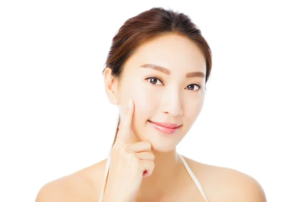 Közelről gyönyörű fiatal ázsiai nő arc elszigetelt fehér — Stock Fotó