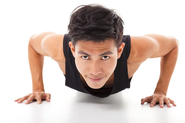 Sonriente joven fitness hombre ejercicio empujar hacia arriba —  Fotos de Stock