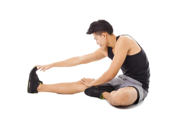 Fitness hombre sentado y haciendo ejercicios de estiramiento —  Fotos de Stock