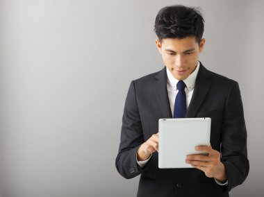 genç gülümseyen iş adamı Tablet PC'yi kullanma