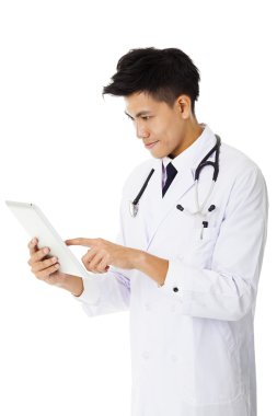 Asya genç doktor Tablet PC'yi kullanma