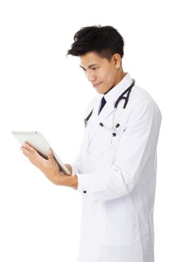 Asya genç doktor tablet pc izlerken