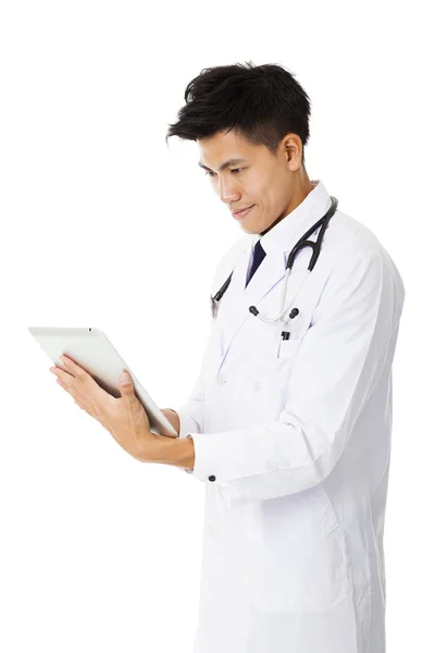 태블릿 pc를 보고 아시아 젊은 의사 — 스톡 사진