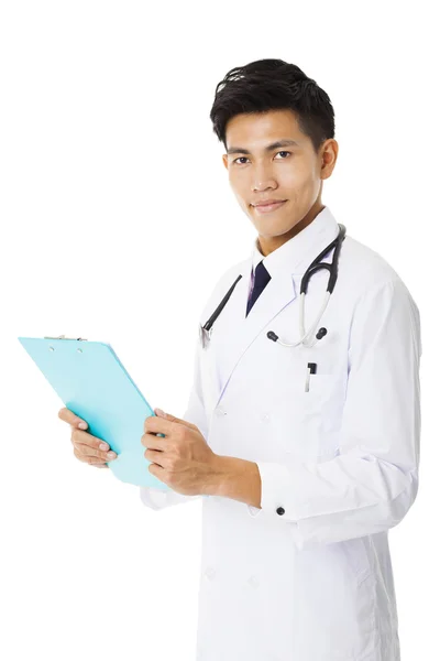 Asiático joven doctor holding un portapapeles — Foto de Stock