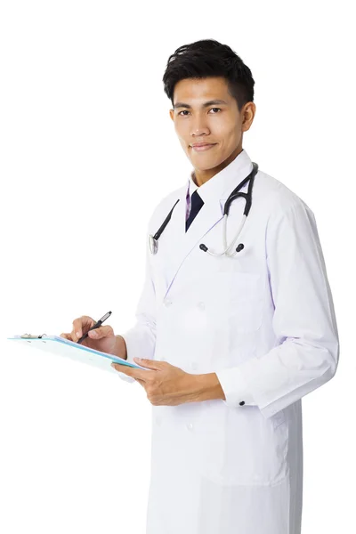 Asiático joven doctor holding un portapapeles — Foto de Stock