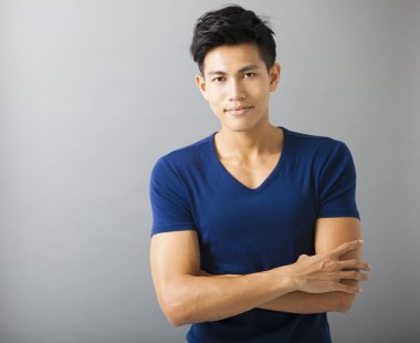  gülümseyen sportif genç adam 