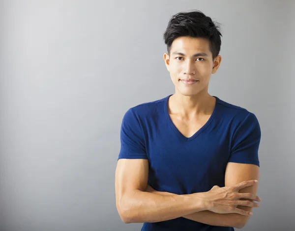 Sorridente muscolare asiatico giovane uomo — Foto Stock