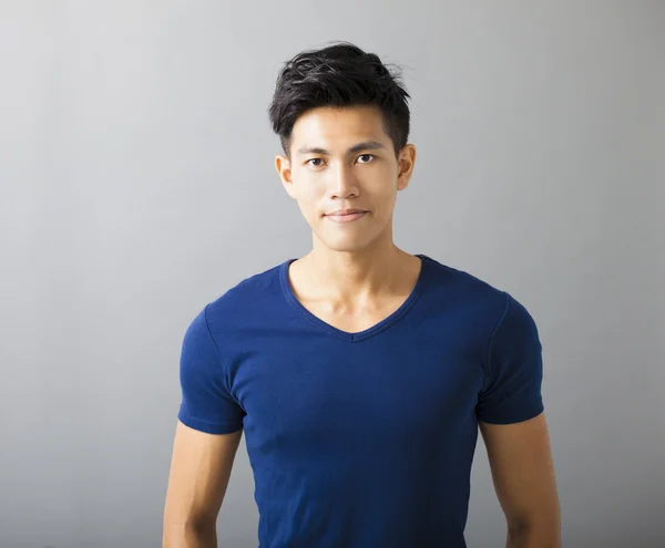 Sorridente muscolare asiatico giovane uomo — Foto Stock