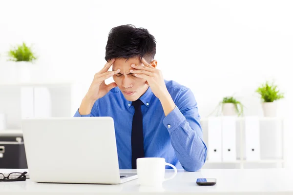 Homem de negócios estressado que trabalha no escritório — Fotografia de Stock