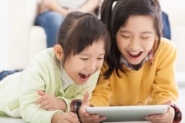 Happy asian little girls using tablet computer — Stock Photo, Image