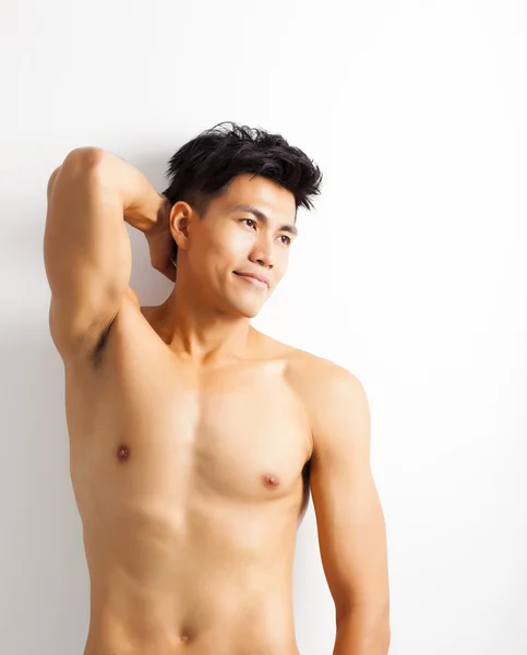 Sorridente sem camisa muscular jovem asiático homem — Fotografia de Stock
