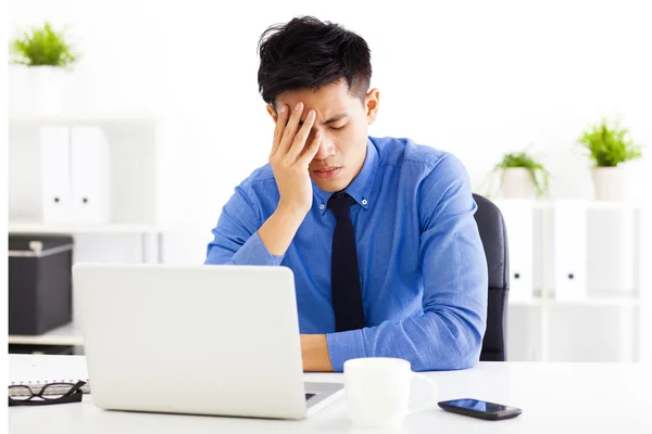 Homem de negócios estressado no escritório — Fotografia de Stock