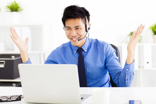 Lächelnder Geschäftsmann mit Headset und Arbeit im Büro — Stockfoto