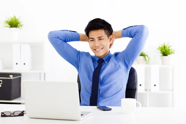 Sonriente Joven hombre de negocios trabajando en la oficina —  Fotos de Stock