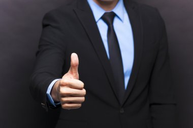 İşadamı onay işareti gösteriyor