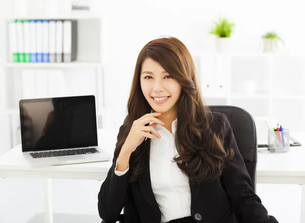 Glad ung affärskvinna som arbetar på kontoret — Stockfoto