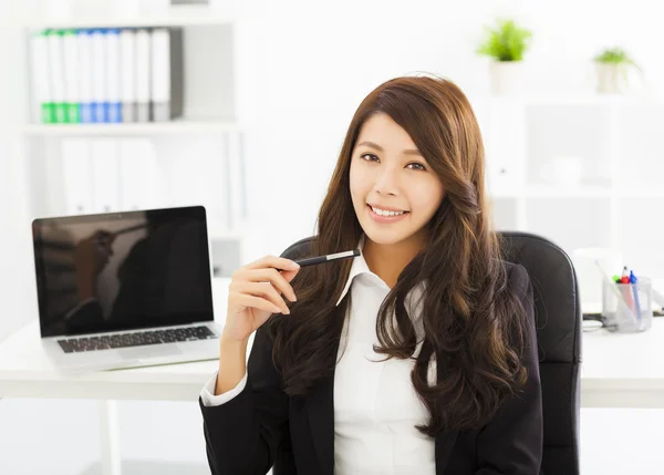 Feliz joven mujer de negocios que trabaja en la oficina —  Fotos de Stock