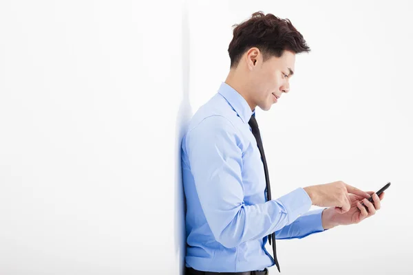 Geschäftsmann berührt Smartphone im Büro — Stockfoto