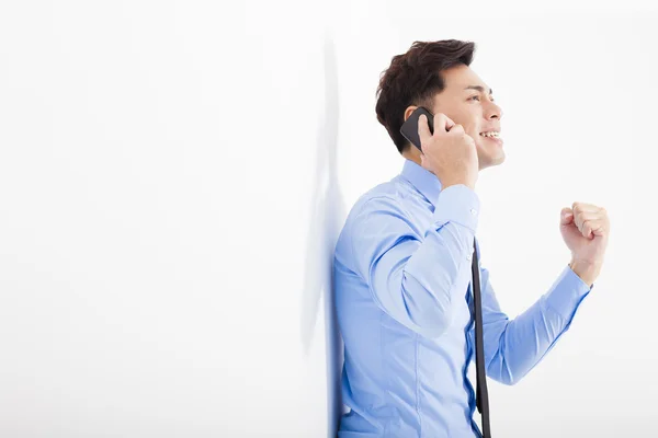 Exitoso hombre de negocios hablando por teléfono en la oficina — Foto de Stock