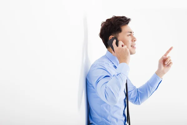 Geschäftsmann telefoniert im Büro — Stockfoto