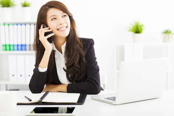 Happy business woman talking on the phone in office — Stock Photo, Image