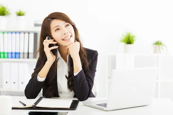 Happy business woman talking on the phone in office — Stock Photo, Image