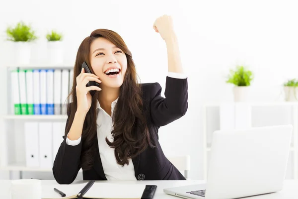 Mulher de negócios de sucesso falando ao telefone no escritório — Fotografia de Stock