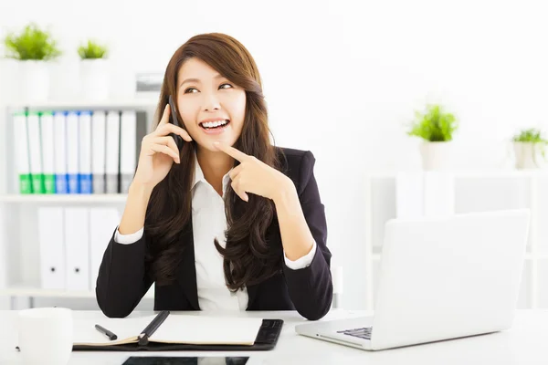 Happy business woman talking on the phone in office — Stock Photo, Image