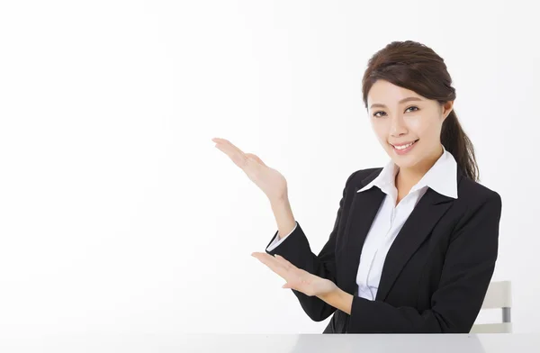 Sonriente mujer de negocios con gesto de mostrar — Foto de Stock