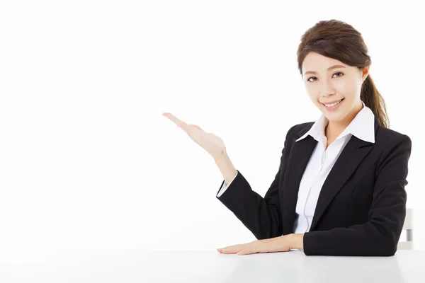 Sonriente mujer de negocios con gesto de mostrar —  Fotos de Stock
