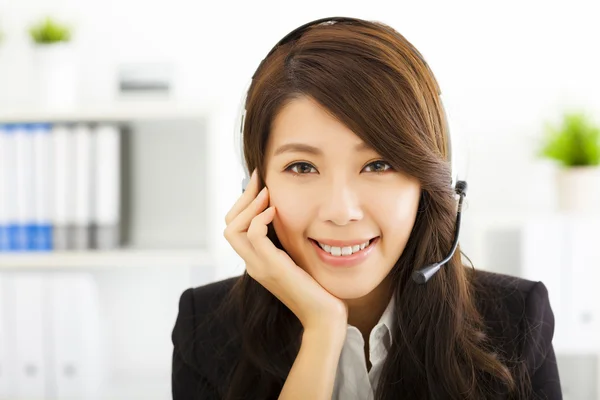 Joven hermosa mujer de negocios en auriculares — Foto de Stock