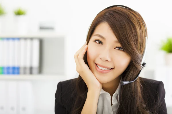 Joven hermosa mujer de negocios en auriculares —  Fotos de Stock