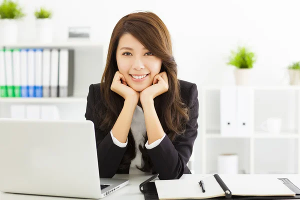 Sonriente joven mujer de negocios que trabaja en la oficina —  Fotos de Stock