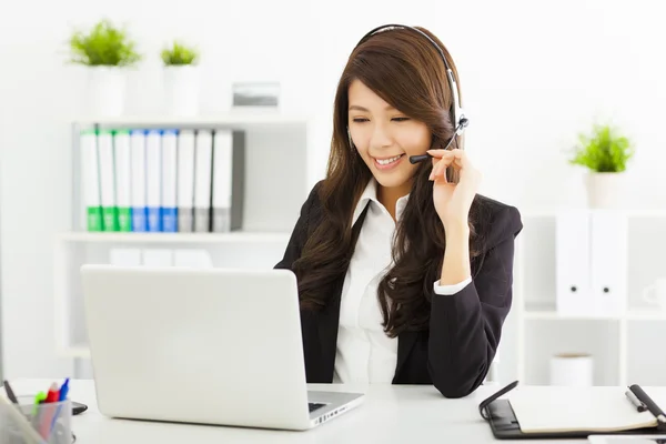 Jeune femme d'affaires dans casque — Photo