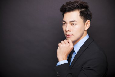 genç işadamı önce siyah arka plan ayakta