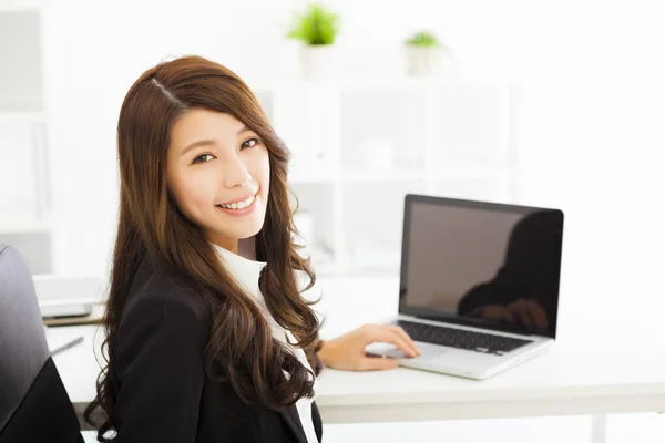 Feliz jovem mulher de negócios trabalhando no escritório — Fotografia de Stock