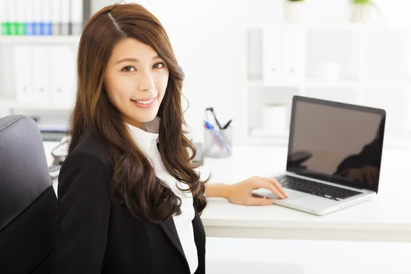 Mutlu genç iş kadını ofiste çalışan — Stok fotoğraf
