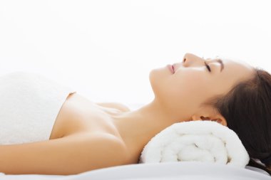 Genç kadın kaplıca tedavisi beyaz arka plan üzerinde elde