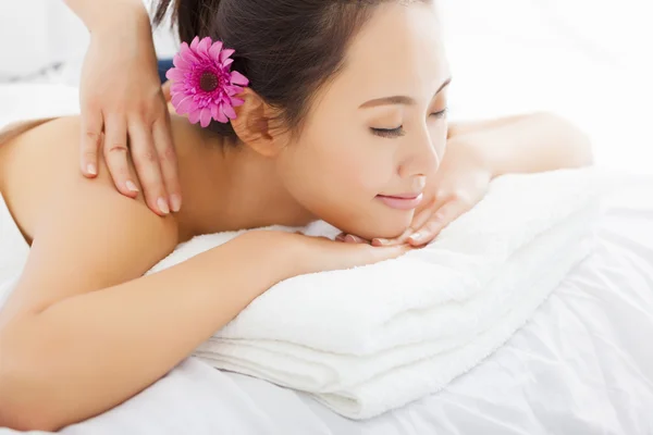 Jovem mulher no salão de spa recebendo massagem — Fotografia de Stock
