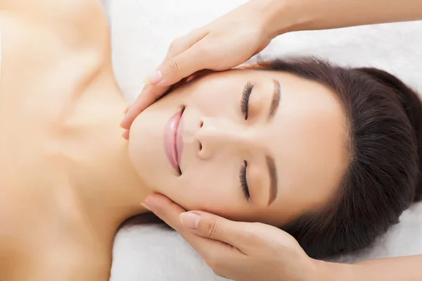 Massagem de cara de mulher em salão de spa — Fotografia de Stock