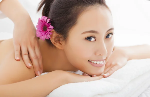 Giovane donna nel salone termale ottenere massaggio — Foto Stock