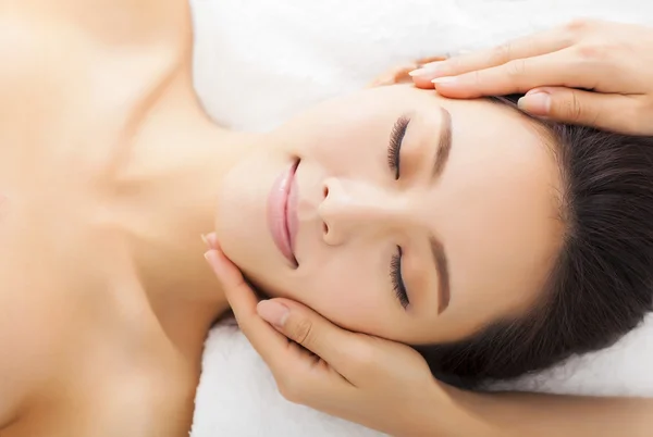 Masaje de cara para mujer en salón de spa — Foto de Stock