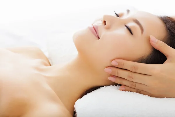 Massage av ansikte för kvinna i spasalong — Stockfoto